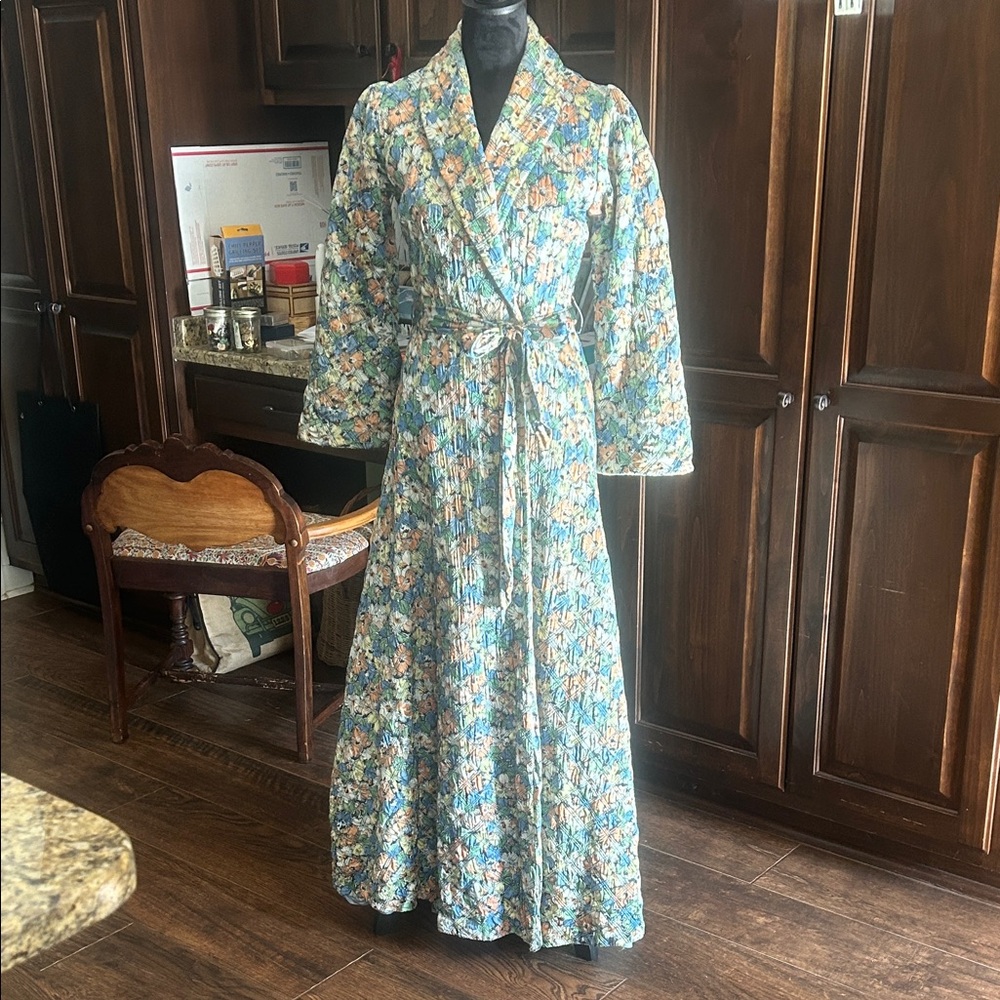 Vintage Quilted Sz S Full Length Floral Housecoat Robe with Belt FUC